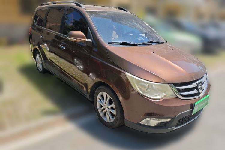 Used Baojun 730 2014 1.5L manual Comfort version 7 seats Front Right 45 Deg