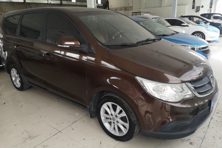 Used Baojun 730 2014 1.5L manual standard trim 7 seats Front Right 45 Deg
