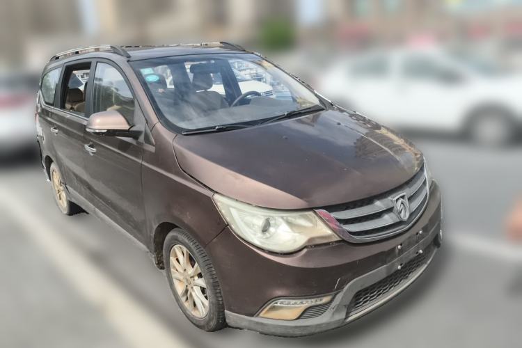 Used Baojun 730 2014 1.5L manual Comfort ESP version 7 seats Front Right 45 Deg
