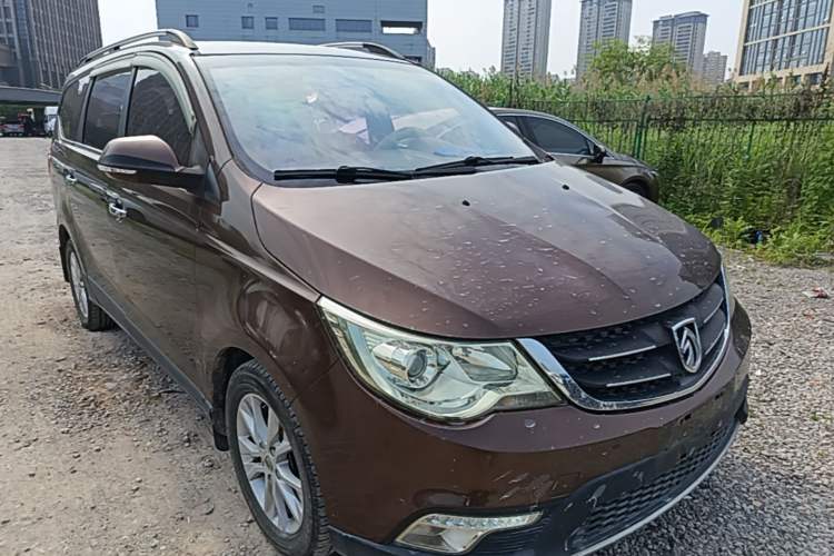 Used Baojun 730 2014 1.5L manual Comfort version 7 seats Front Right 45 Deg