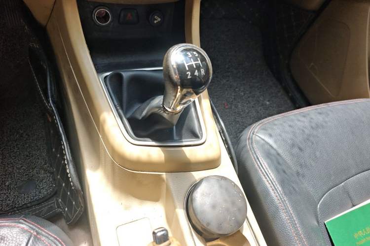 Used Baojun 730 2014 1.5L manual Comfort version 7 seats Gear Lever