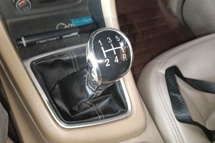 Used Baojun 730 2014 1.5L manual standard trim 7 seats Gear Lever
