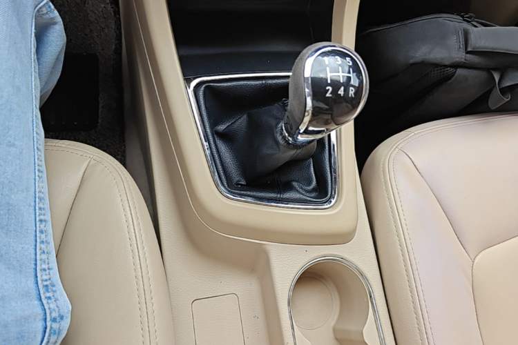 Used Baojun 730 2014 1.5L manual luxury trim 7 seats Gear Lever
