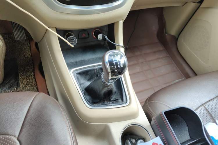 Used Baojun 730 2014 1.5L manual standard trim 7 seats Gear Lever