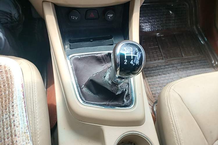 Used Baojun 730 2014 1.5L manual Comfort version 7 seats Gear Lever