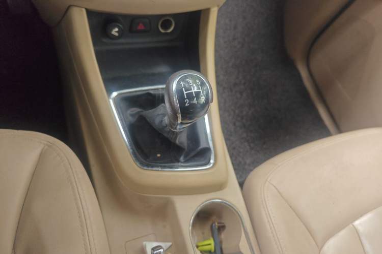 Used Baojun 730 2014 1.5L Manual Luxury Navigation ESP Version 7 Seats Gear Lever