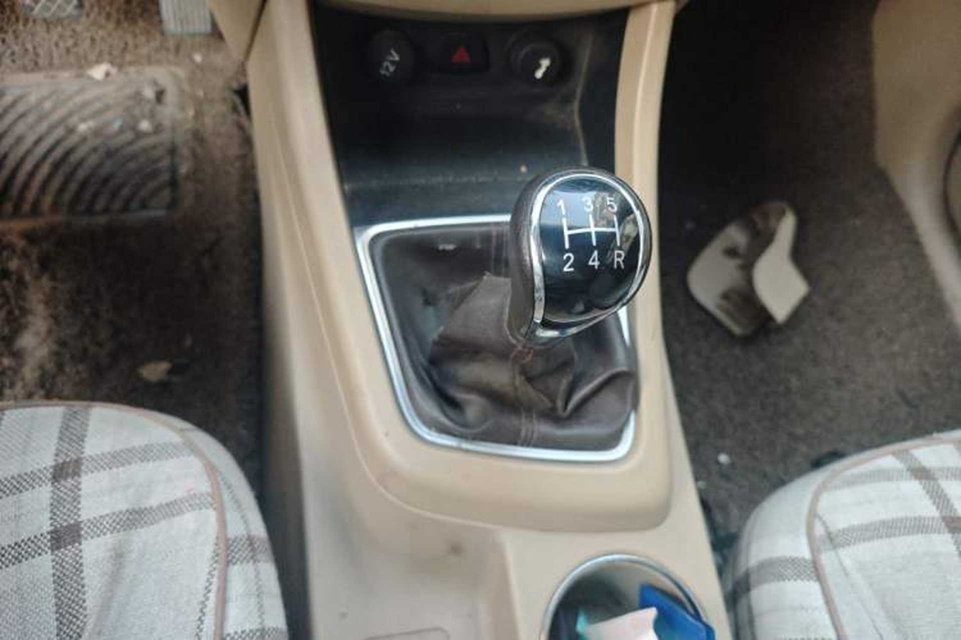 Used Baojun 730 2014 1.5L manual standard version 5 seats Gear Lever