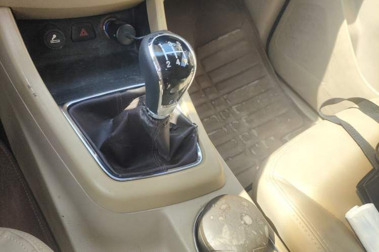 Used Baojun 730 2014 1.5L manual Comfort version 7 seats Gear Lever