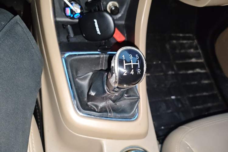 Used Baojun 730 2014 1.5L manual Comfort version 7 seats Gear Lever