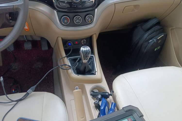 Used Baojun 730 2014 1.5L manual standard trim 7 seats Gear Lever