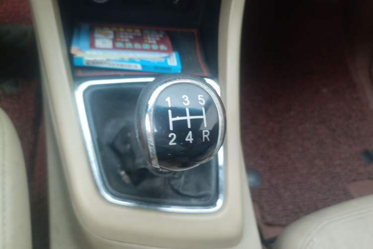 Used Baojun 730 2014 1.5L manual luxury trim 7 seats Gear Lever