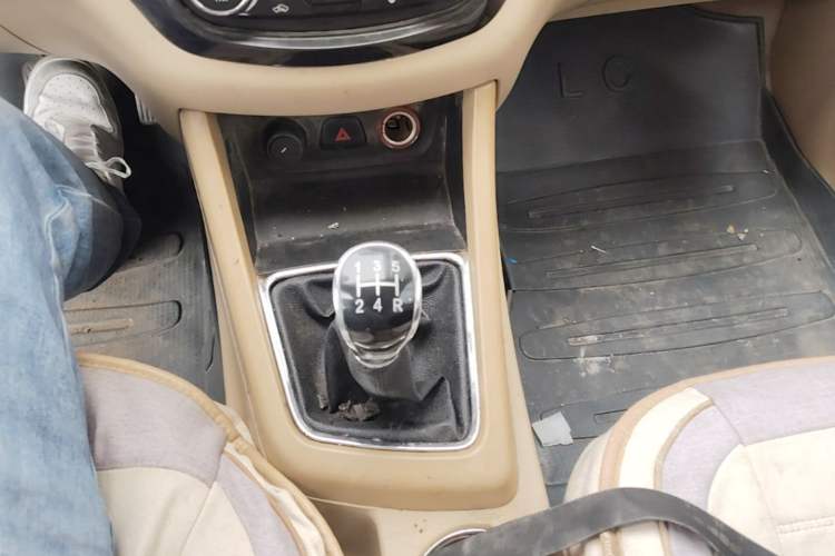Used Baojun 730 2014 1.5L manual luxury trim 7 seats Gear Lever