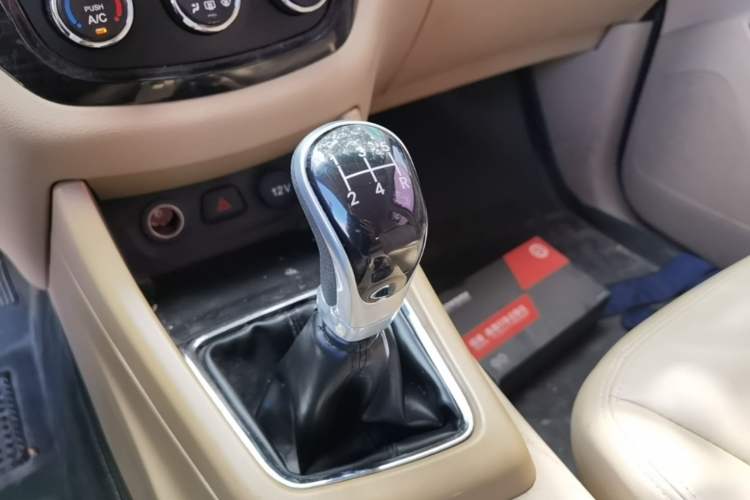 Used Baojun 730 2014 1.5L manual Comfort ESP version 7 seats Gear Lever