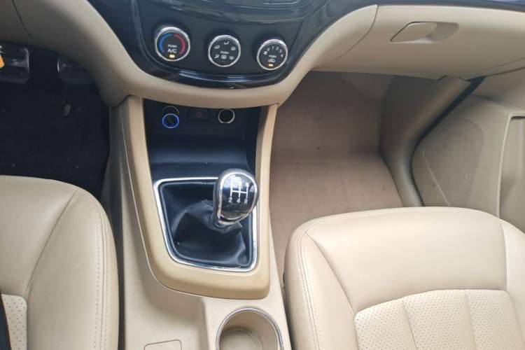 Used Baojun 730 2014 1.5L manual Comfort version 7 seats Gear Lever