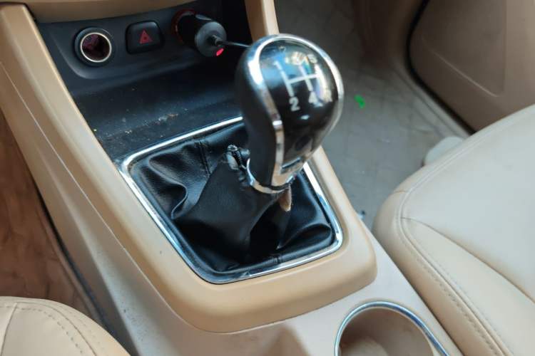 Used Baojun 730 2014 1.5L manual Comfort version 7 seats Gear Lever