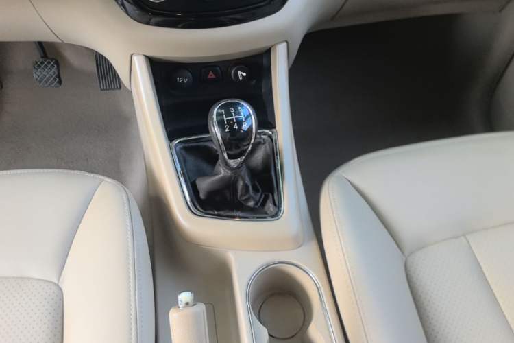 Used Baojun 730 2014 1.5L manual Comfort ESP version 7 seats Gear Lever