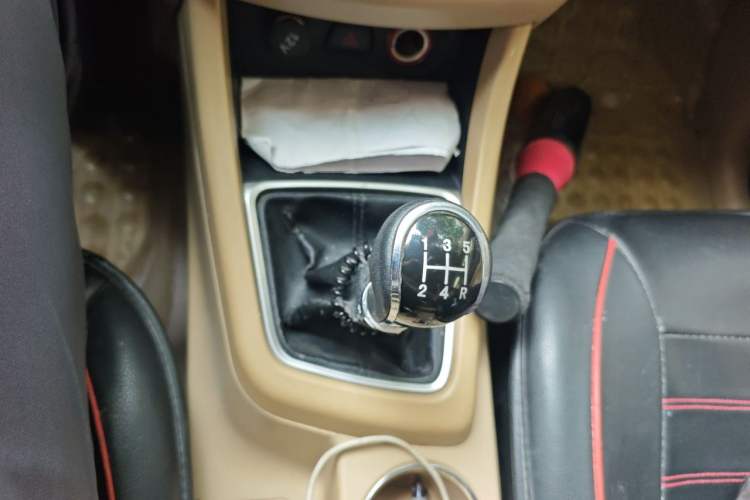 Used Baojun 730 2014 1.5L manual standard trim 7 seats Gear Lever