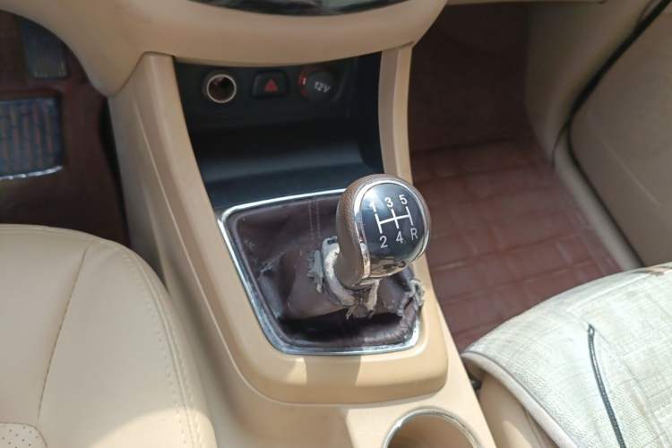 Used Baojun 730 2014 1.5L manual Comfort version 7 seats Gear Lever