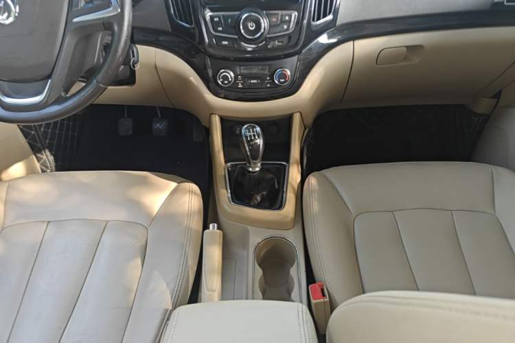 Used Baojun 730 2014 1.5L Manual Luxury Navigation ESP Version 7 Seats Gear Lever