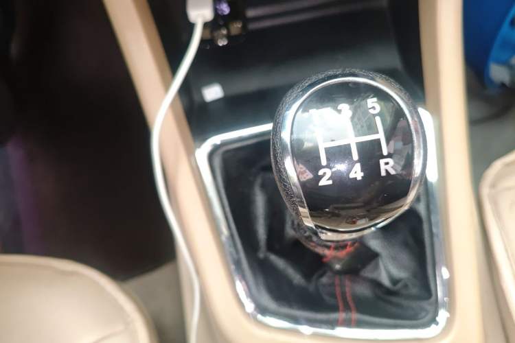 Used Baojun 730 2014 1.5L Manual Luxury Navigation ESP Version 7 Seats Gear Lever