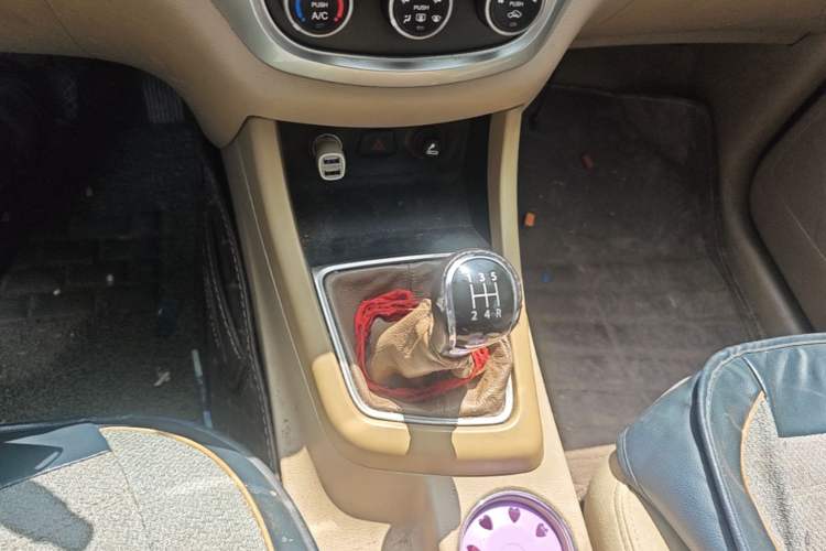 Used Baojun 730 2014 1.5L manual standard trim 7 seats Gear Lever