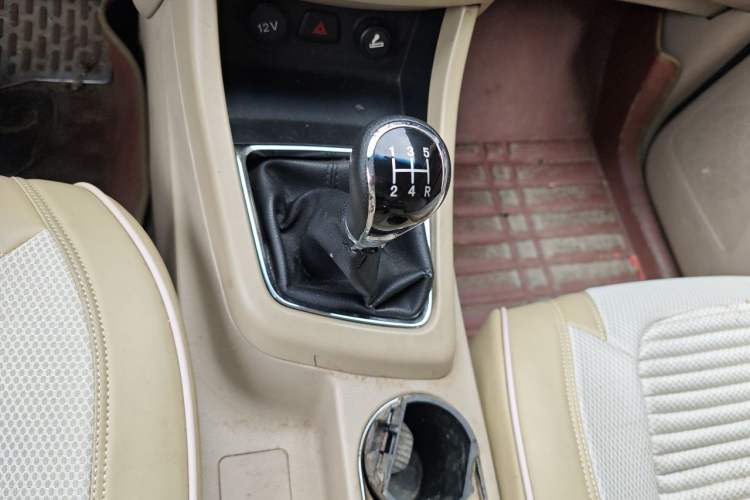 Used Baojun 730 2014 1.5L manual luxury trim 7 seats Gear Lever