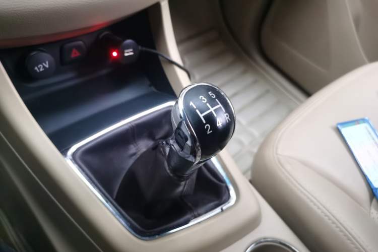 Used Baojun 730 2014 1.5L manual Comfort version 7 seats Gear Lever