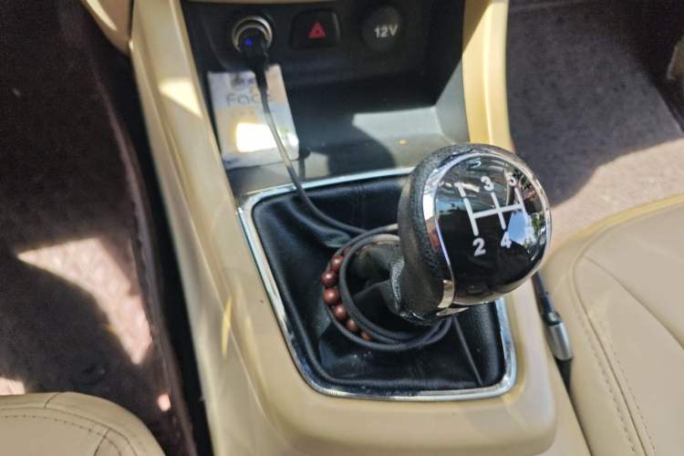 Used Baojun 730 2014 1.5L manual Comfort version 7 seats Gear Lever