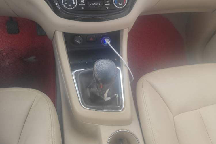 Used Baojun 730 2014 1.5L Manual Luxury Navigation ESP Version 7 Seats Gear Lever
