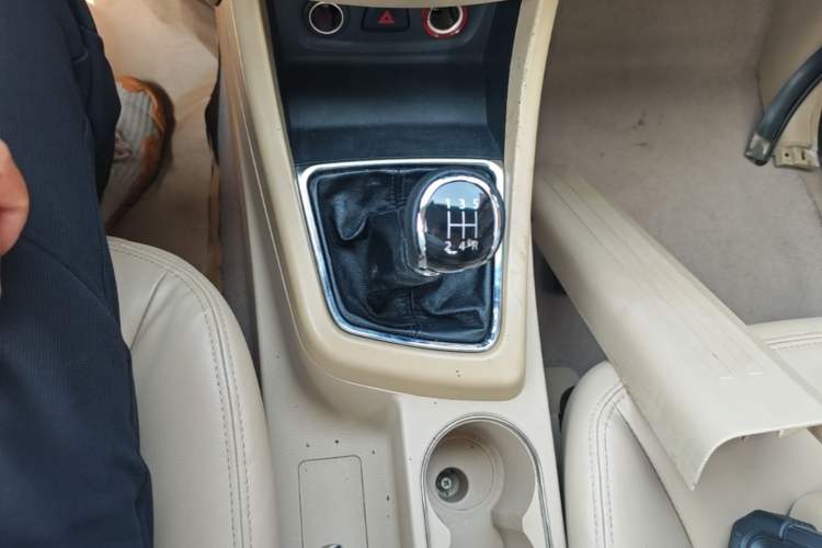 Used Baojun 730 2014 1.5L manual Comfort ESP version 7 seats Gear Lever