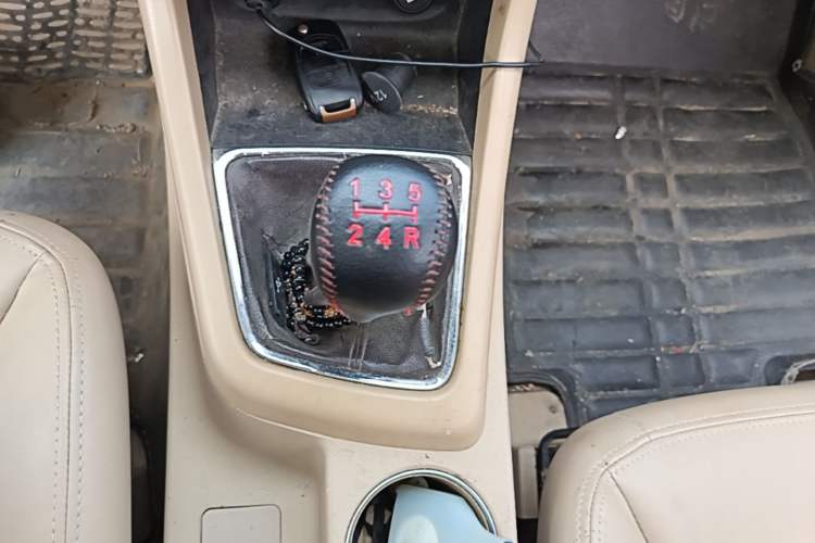 Used Baojun 730 2014 1.5L manual Comfort version 7 seats Gear Lever