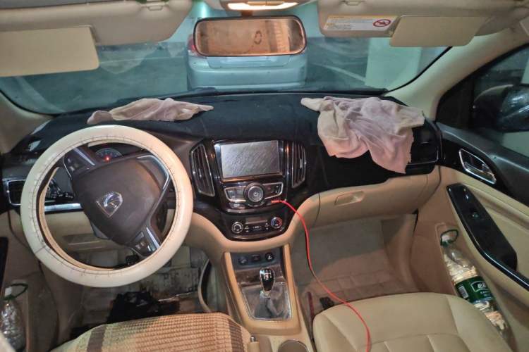 Used Baojun 730 2014 1.5L manual luxury trim 7 seats Headliner