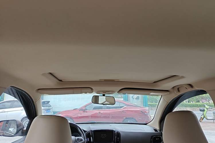 Used Baojun 730 2014 1.5L manual luxury trim 7 seats Headliner