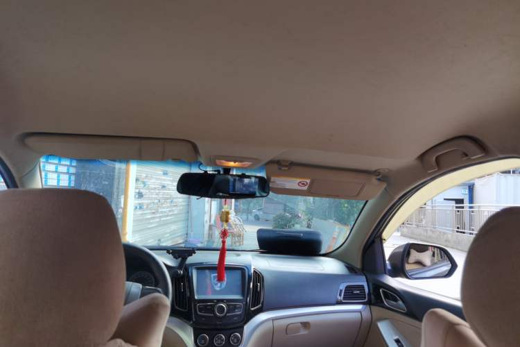 Used Baojun 730 2014 1.5L manual standard trim 7 seats Headliner