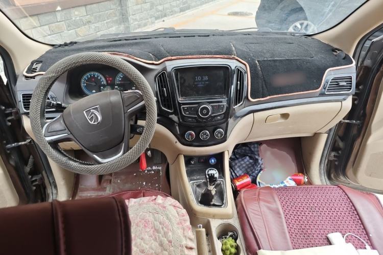 Used Baojun 730 2014 1.5L manual Comfort ESP version 7 seats Interior 2