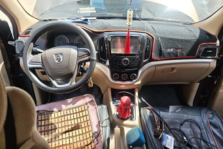Used Baojun 730 2014 1.5L manual standard trim 7 seats Interior 2