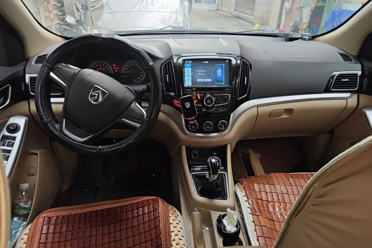 Used Baojun 730 2014 1.5L manual standard trim 7 seats Interior 2