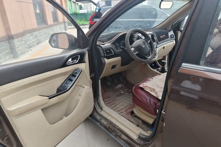 Used Baojun 730 2014 1.5L manual Comfort ESP version 7 seats Interior 3