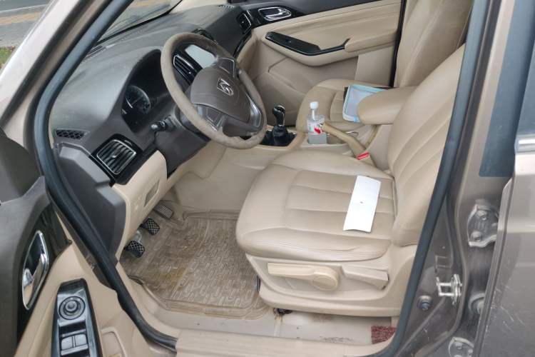 Used Baojun 730 2014 1.5L manual Comfort ESP version 7 seats Interior 3