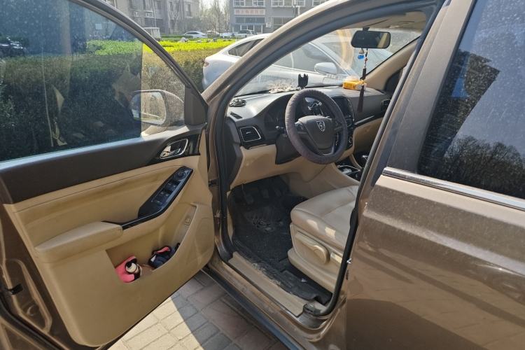 Used Baojun 730 2014 1.5L Manual Luxury Navigation ESP Version 7 Seats Interior 3