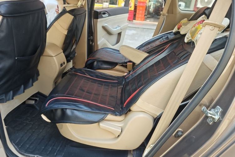 Used Baojun 730 2014 1.5L manual standard trim 7 seats Interior 4