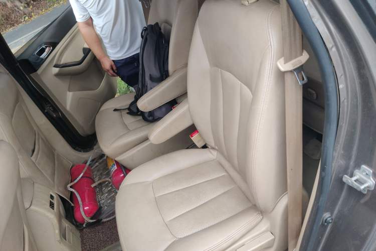 Used Baojun 730 2014 1.5L manual Comfort ESP version 7 seats Interior 4