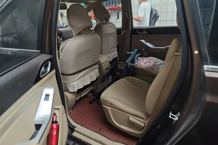 Used Baojun 730 2014 1.5L manual standard trim 7 seats Interior 4