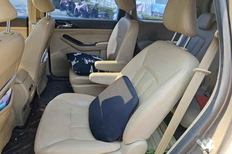 Used Baojun 730 2014 1.5L Manual Luxury Navigation ESP Version 7 Seats Interior 4