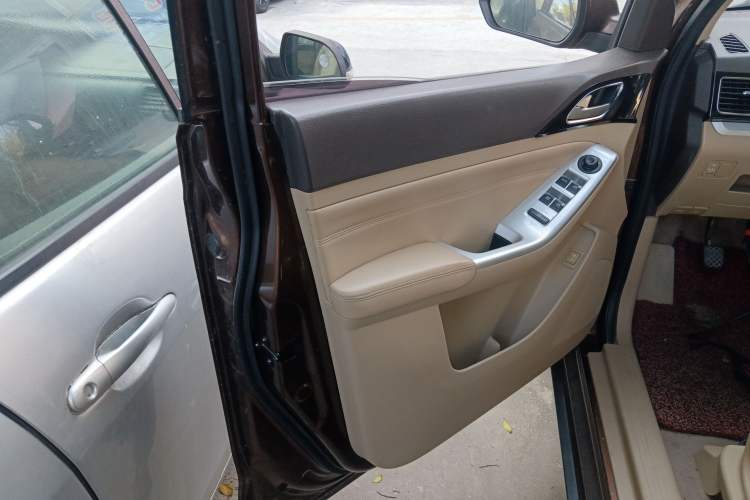 Used Baojun 730 2014 1.5L manual standard trim 7 seats Left Front Door Interior