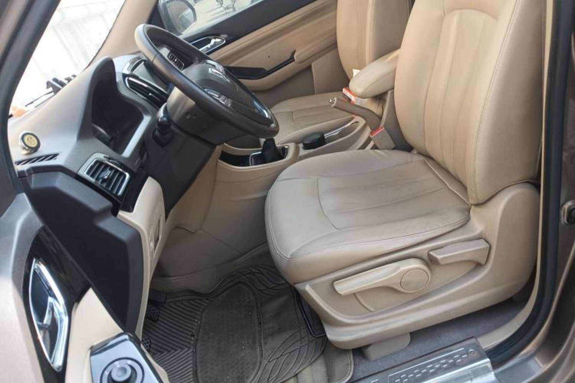 Used Baojun 730 2014 1.5L manual luxury trim 7 seats Left Front Seat