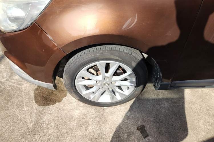 Used Baojun 730 2014 1.5L manual Comfort ESP version 7 seats Left Front Wheel Hub