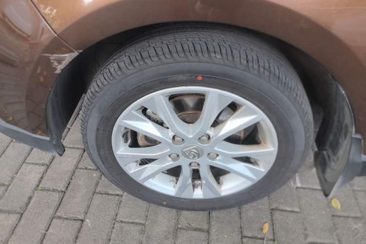 Used Baojun 730 2014 1.5L manual Comfort ESP version 7 seats Left Front Wheel Hub