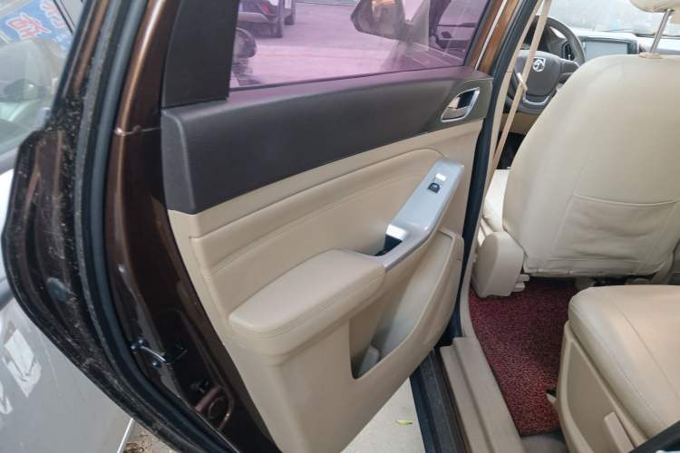 Used Baojun 730 2014 1.5L manual standard trim 7 seats Left Rear Door Interior