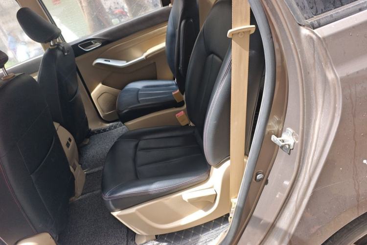 Used Baojun 730 2014 1.5L manual Comfort version 7 seats Left Rear Seat